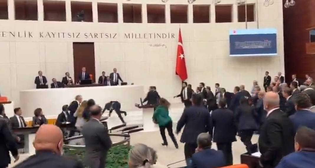 Alpay Özalan'ın Ahmet Şık'a saldırıp kaçmasının yakın görüntüleri ortaya çıktı - Resim: 12